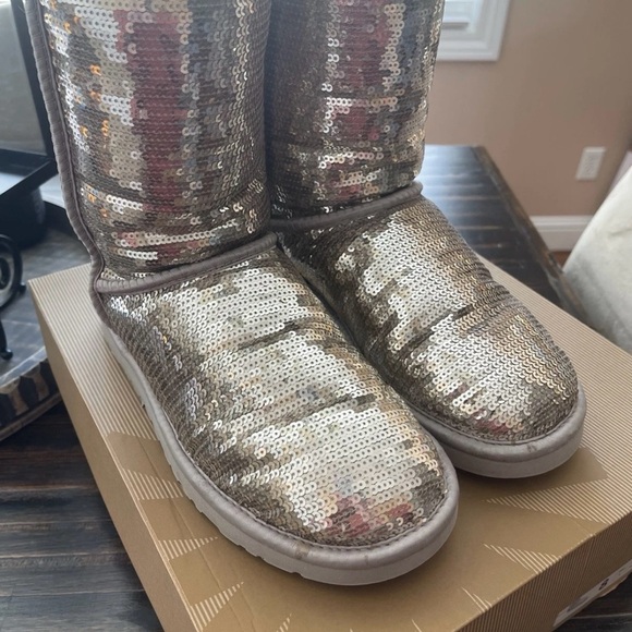 UGG Classic Short Silver Sparkle Boots - Picture 1 of 8